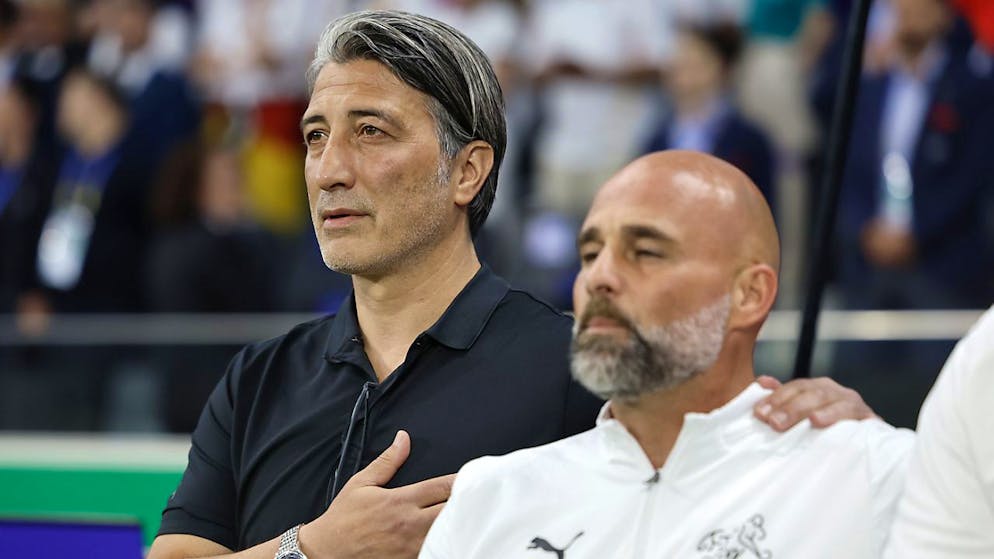 Cheftrainer Murat Yakin (links) und dessen Assistent Giorgio Contini bleiben bei der Schweizer Nationalmannschaft