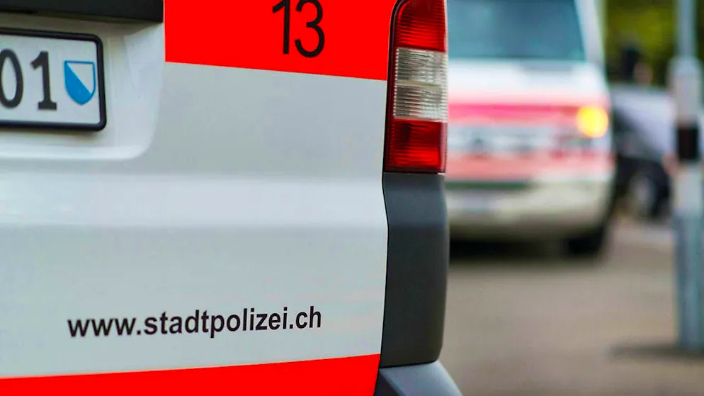 A Zurich city police car is parked opposite a Zurich ambulance. Following a collision between a police car and a cab, two injured cab passengers were transported to hospital by vehicles from Zurich's emergency services. (symbolic image)