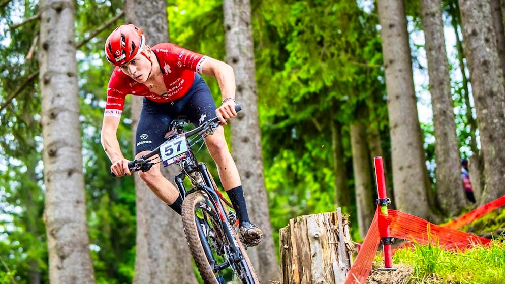 Romano Püntener masters the downhill in Les Gets
