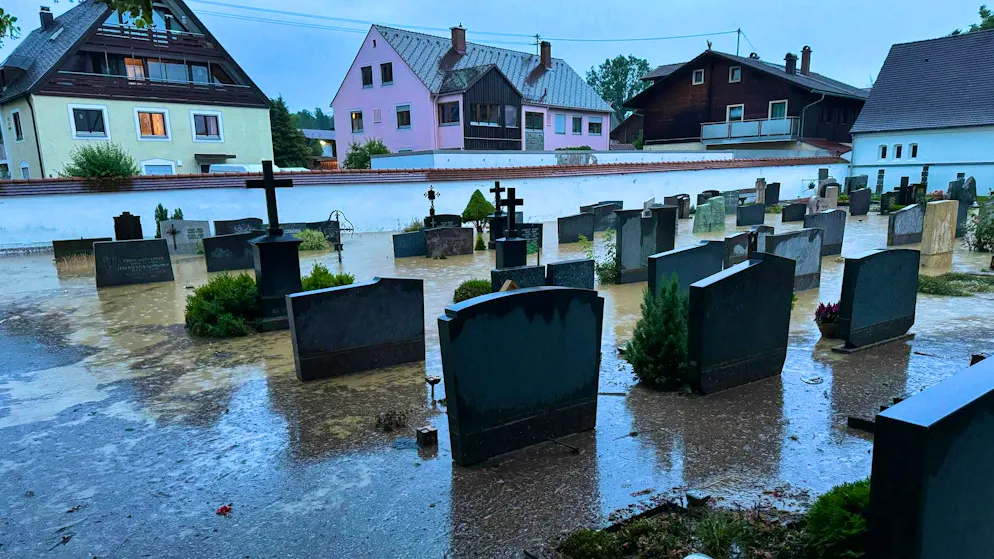 Storms: Masses of hail in Bavaria, suspected tornado in NRW - Gallery. The helpers in Bavaria were mainly called out because of fallen trees, flooded roads and overflowing cellars.