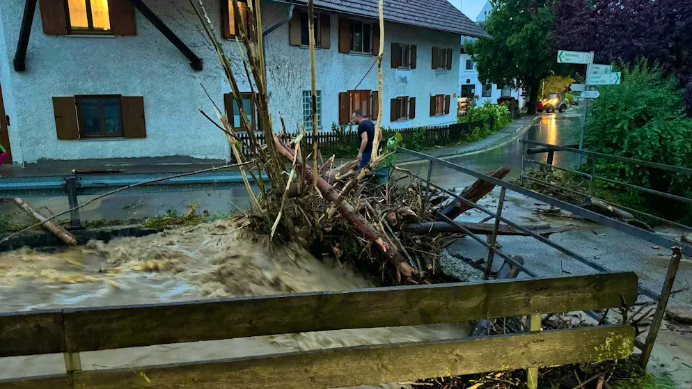Storms: Masses of hail in Bavaria, suspected tornado in NRW - Gallery. In southern Bavaria, thunderstorms with hail and heavy rain caused flooded cellars, flooded roads and traffic obstructions.