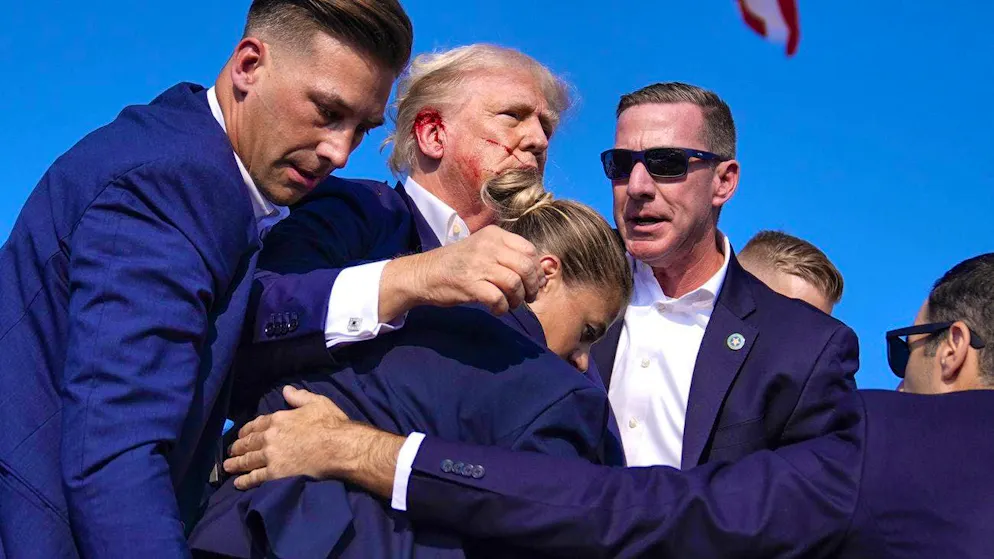 US Secret Service agents protect Donald Trump after gunshots were heard. (July 13, 2024)