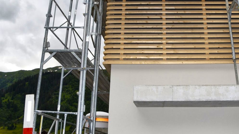 Nach dem Sturz vom Baugerüst (Bild) verstarb der schwerverletzte Handwerker im Kantonsspital Graubünden.