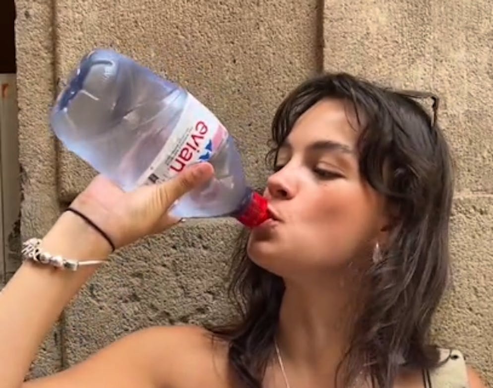 Eine Amerikanerin trinkt demonstrativ aus einer Wasserflasche. 