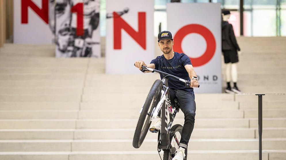 «Ich schätze das Ganze jetzt viel mehr» - Gallery. Nino Schurter macht ein Wheelie auf einer Replica des Bikes, das er in Paris fahren wird