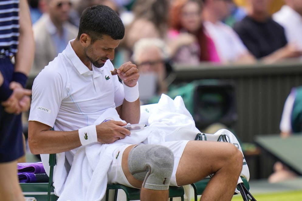 Djokovic stärkt sich mit einer Dattel.