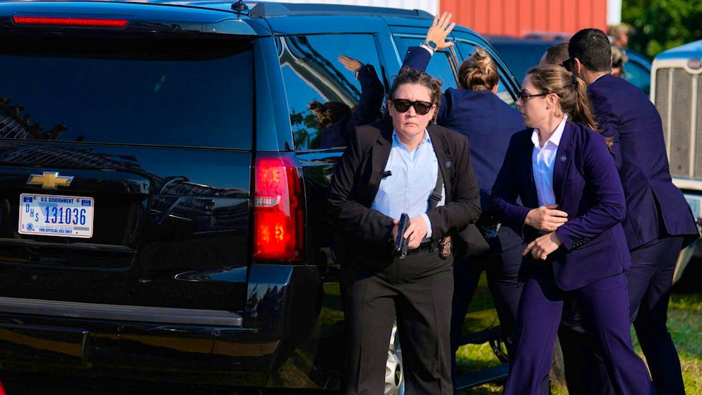 Attack on Trump during US election campaign - suspected shooter dead - Gallery. Trump's security personnel react immediately.