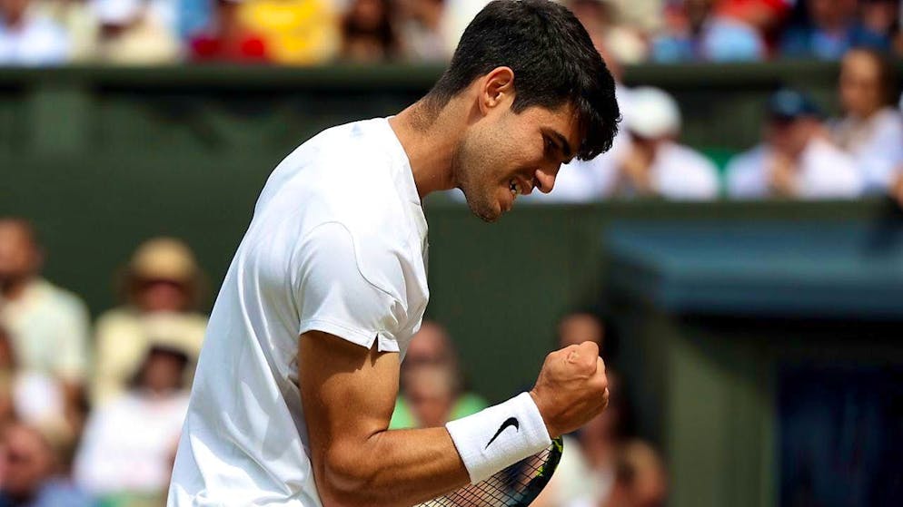 Carlos Alcaraz flexes his muscles against Novak Djokovic