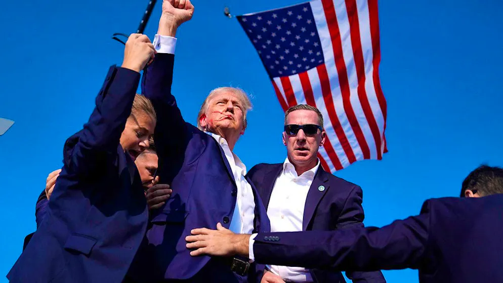 dpatopbilder - Republican presidential candidate and former President Donald Trump is surrounded by US Secret Service agents at a campaign event in Butler, Pennsylvania. Photo: Evan Vucci/AP/dpa