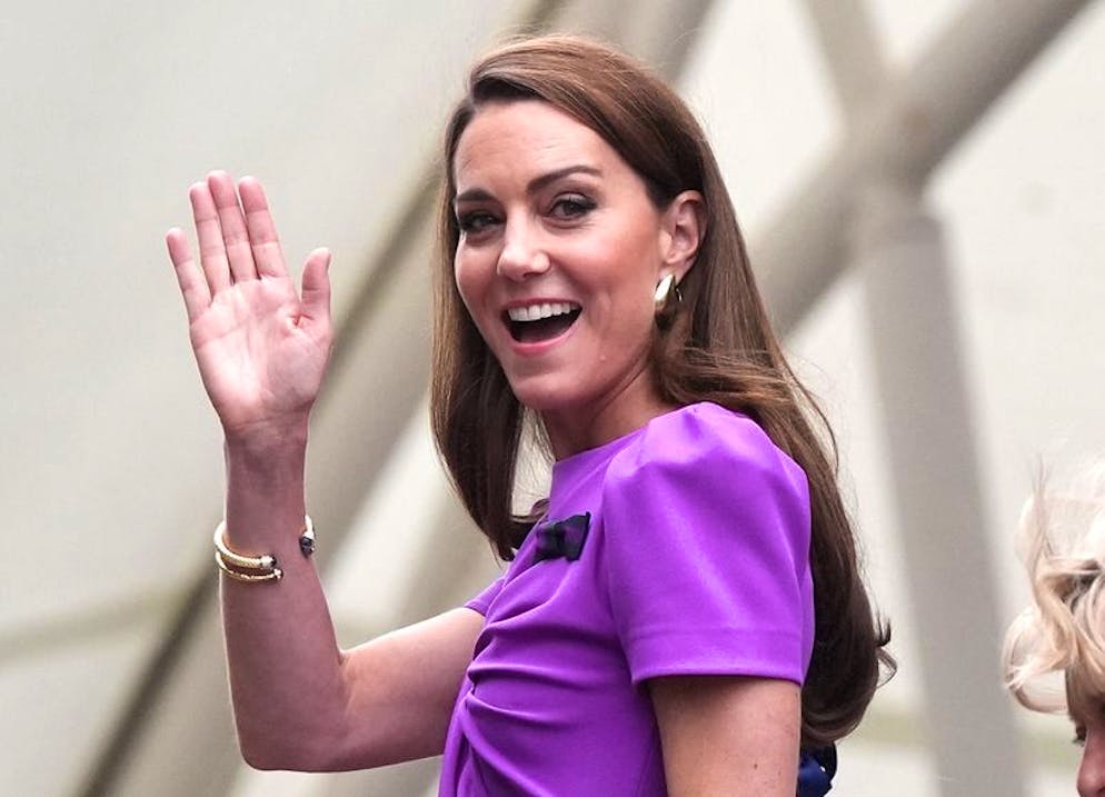 Kate, Princess of Wales,  winkt auf dem Weg zum Center Court vor dem Endspiel.