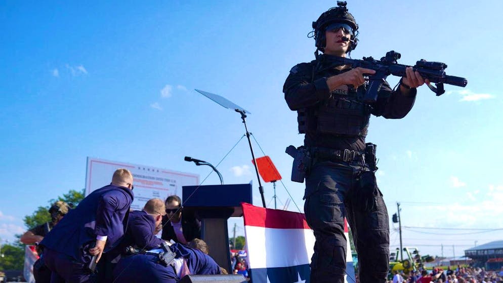 Attack on Trump during US election campaign - suspected shooter dead - Gallery. Secret Service agents protect Donald Trump.