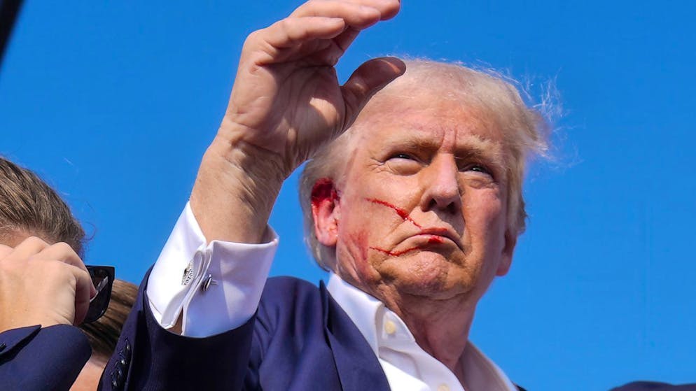 Der republikanische Präsidentschaftsbewerber und ehemalige Präsident Donald Trump winkt und wird bei einer Wahlkampfveranstaltung in Butler, Pennsylvania, von Agenten des US-Geheimdienstes Secret Service umringt. Foto: Evan Vucci/AP/dpa