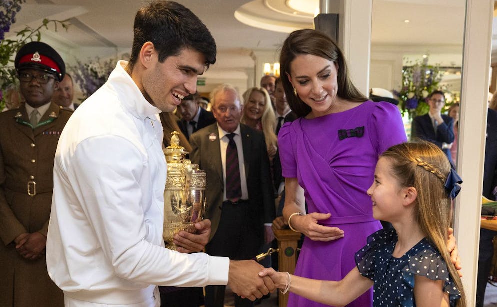 Carlos Alcaraz (sinistra) incontra la principessa Charlotte e sua madre Kate, principessa del Galles.