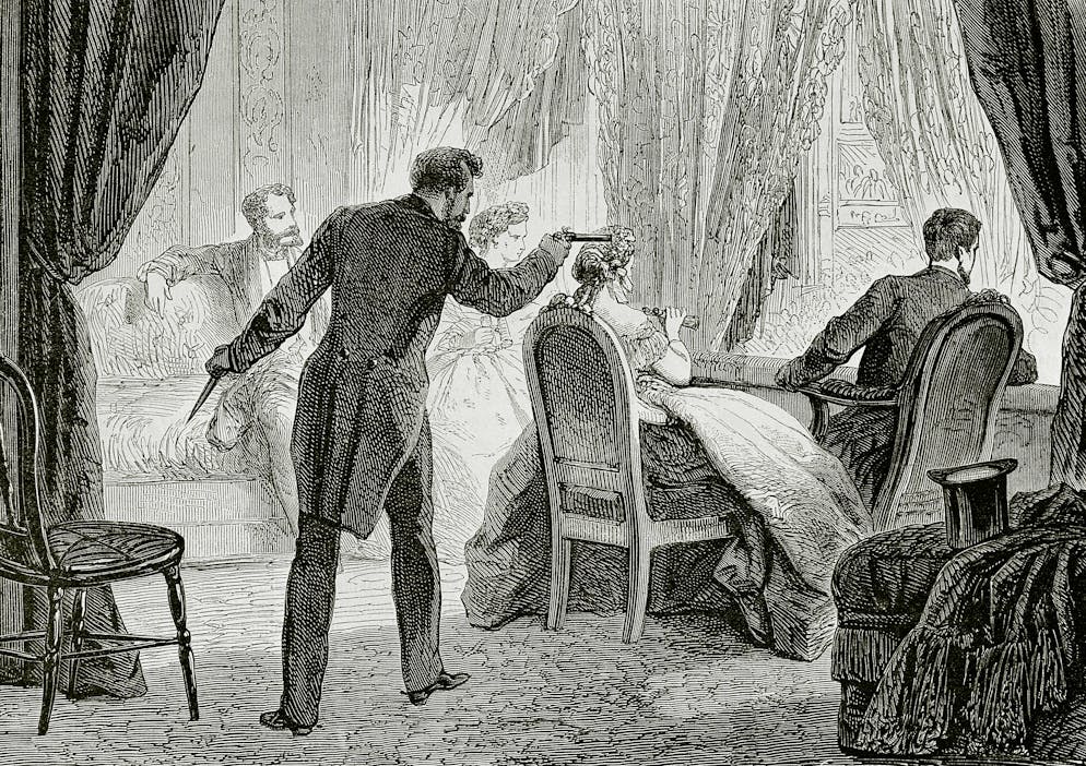 Hohe US-Politiker, auf die ein Attentat verübt wurde. 1865: Abraham Lincoln – getötet: Abraham Lincoln war der erste US-Präsident, der durch ein Attentat ums Leben kam. Beim Besuch einer Sondervorstellung der Komödie «Our American Cousin» im Ford’s Theatre in Washington, D.C. wird er hinterrücks erschossen. Täter ist John Wilkes Booth, ein Schauspieler und fanatischer Anhänger der Konföderierten, die im Bürgerkrieg zwei Tage zuvor besiegt worden waren. Booth schiesst dem Präsidenten mit seiner einschüssigen Pistole aus unmittelbarer Nähe in den Kopf. Lincoln wird bewusstlos in ein benachbartes Gebäude gebracht und medizinisch versorgt. Am nächsten Morgen ist Lincoln tot. Wie sich herausstellt, ist das Attentat Teil einer Verschwörung gegen mehrere Mitglieder der US-Regierung. Lincolns Mörder Booth wird später erschossen, vier Mitverschwörer, darunter eine Frau, werden drei Monate später gehängt.
