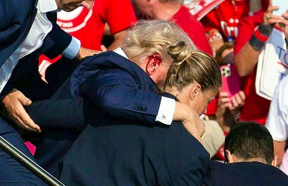 Le 13 juillet 2024, lors d'un meeting à Butler, en Pennsylvanie, Donald Trump a été évacué par le Secret Service après des coups de feu.