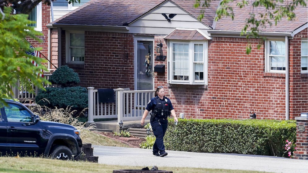 Eine Polizistin in der Nähe des Hauses des 20-jährigen Thomas Matthew Crooks, der vom FBI als die Person identifiziert wurde, die versucht hat, den ehemaligen Präsidenten Donald Trump zu ermorden. Bethel Park, Pennsylvania, USA, am 14. Juli 2024.