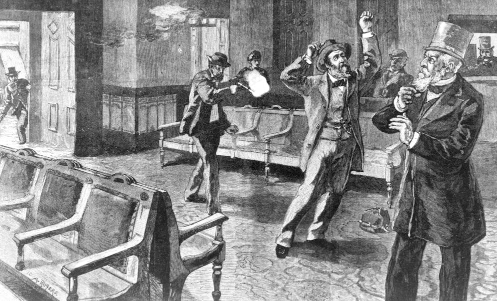 Hohe US-Politiker, auf die ein Attentat verübt wurde. 1881: James Garfield – getötet: Ebenfalls tödlich endet das Attentat auf den amerikanischen Präsidenten James Garfield. Am 2. Juli 1881, sechs Monate nach seinem Amtsantritt wird auf Garfield auf einem Bahnhof in Washington, D.C., geschossen. Sein Mörder, Charles Guiteau, ein 39-jähriger Anwalt und ehemaliger Anhänger von ihm, soll damit unzufrieden gewesen sein, keinen Job in Garfields Verwaltung bekommen zu haben. Andere Quellen beschreiben ihn als geistig verwirrt. Der amerikanische Arzt und Erfinder Alexander Graham Bell versuchte, die Kugel in Garfields Brust mit einem eigens entwickelten Gerät zu finden und zu entfernen. Vergebens: Der Präsident stirbt wenige Wochen später an einer Blutvergiftung, Guiteau wurde im Juni 1882 hingerichtet.
