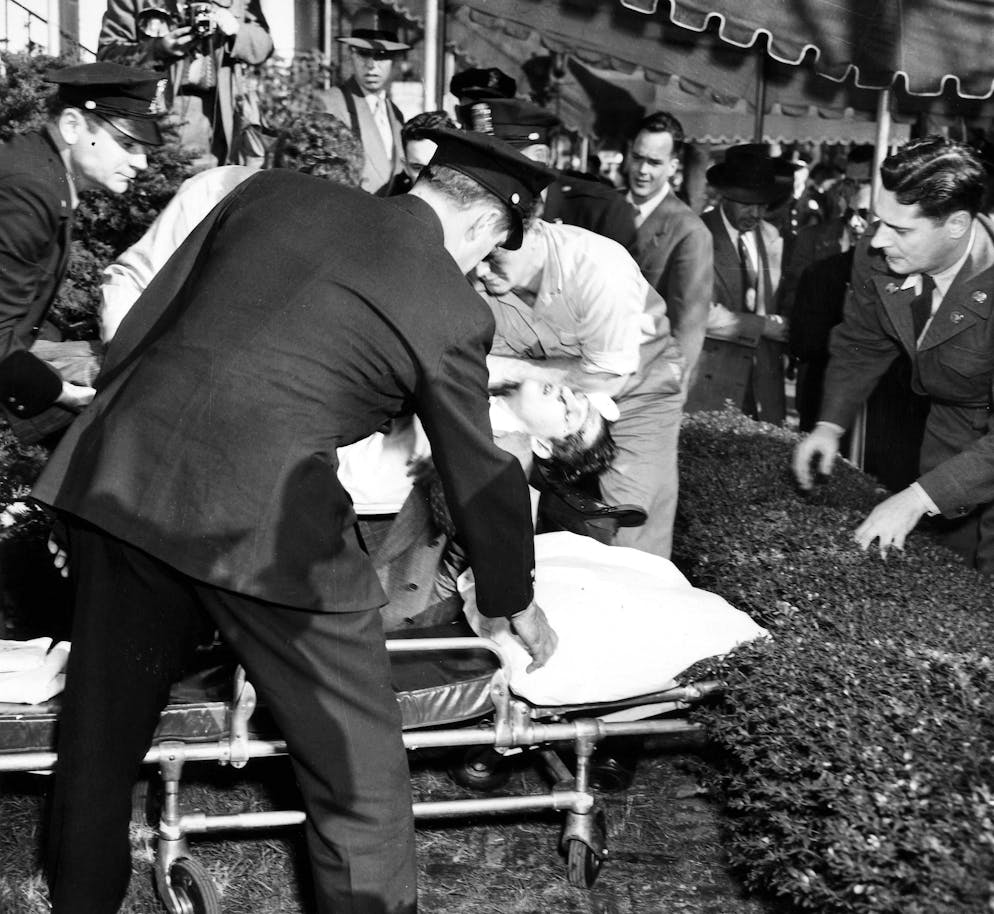 Hohe US-Politiker, auf die ein Attentat verübt wurde. 1950: Harry S. Truman – überlebt: Truman hält sich im November 1950 im Blair House gegenüber dem Weissen Haus auf, als zwei Bewaffnete eindringen. Truman wird beim Attentat nicht verletzt, aber ein Polizist des Weissen Hauses und einer der Angreifer werden beim Schusswechsel getötet, zwei weitere Polizisten des Weissen Hauses verwundet. Der Schütze Oscar Collazo wird zum Tode verurteilt. 1952 wandelt Truman das Urteil in lebenslange Haft um. Das Foto zeigt den Attentäter Oscar Collazo, der schwer verletzt in einen Krankenwagen gebracht wird.