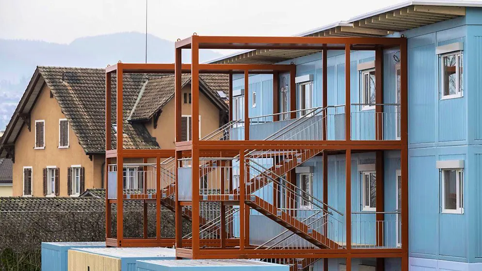 Zurich's municipalities have to take in more asylum seekers. Fällanden's plan to buy containers for this purpose without consulting the voters did not work. (symbolic image)