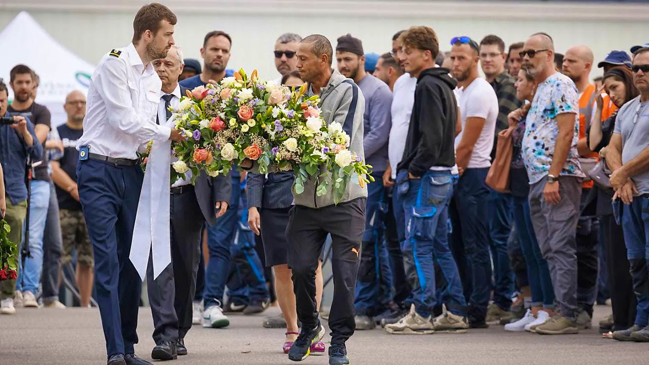 Work accident. 600 people attend memorial service after scaffolding collapse in Prilly VD