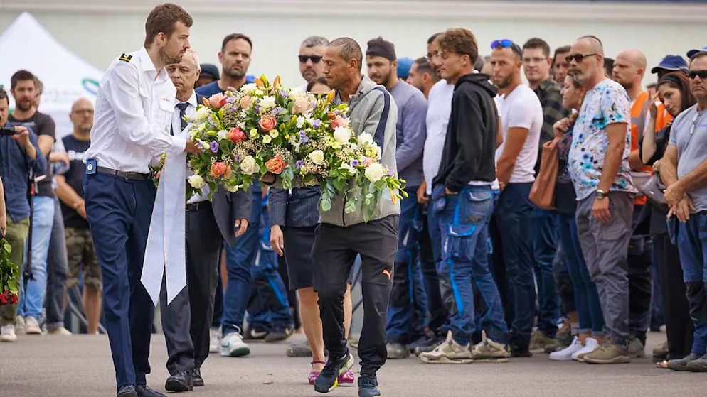 600 people attend memorial service after scaffolding collapse in Prilly VD - Gallery. Flowers were laid and candles lit.