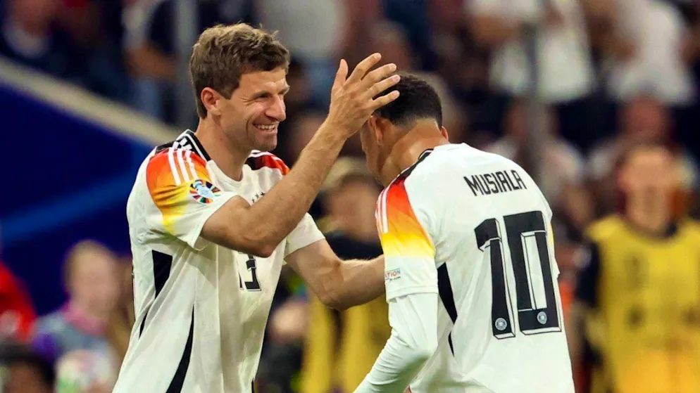 Changing of the guard in the German national team: Thomas Müller (left) makes way for a younger player