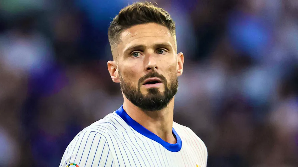 Olivier Giroud says goodbye to Les Bleus.