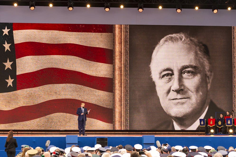 Hohe US-Politiker, auf die ein Attentat verübt wurde. 1933: Franklin D. Roosevelt – überlebt: Donald Trump spricht unter einem riesigen Foto von Präsident Franklin Roosevelt während einer Veranstaltung zum 75. Jahrestag des D-Day. Wenige Wochen vor seiner Vereidigung als Präsident hält Roosevelt im Februar 1933 in Miami eine Rede vom Rücksitz seines offenen Wagens aus, als fünf Schüsse fallen. Roosevelt wird nicht getroffen, aber der Bürgermeister von Chicago, Anton Cermak, der gerade mit Roosevelt spricht, wird verletzt und stirbt 19 Tage später. Der Täter wird zum Tode verurteilt.