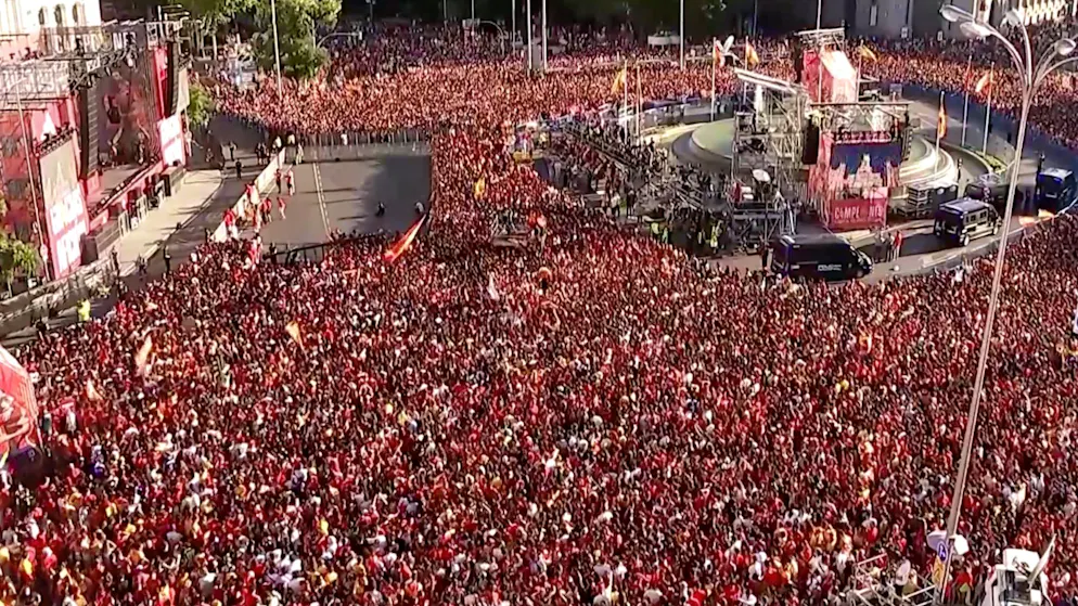 Mega-Empfang in Madrid. Spaniens König, seine Töchter und Zehntausende Fans feiern die EM-Helden
