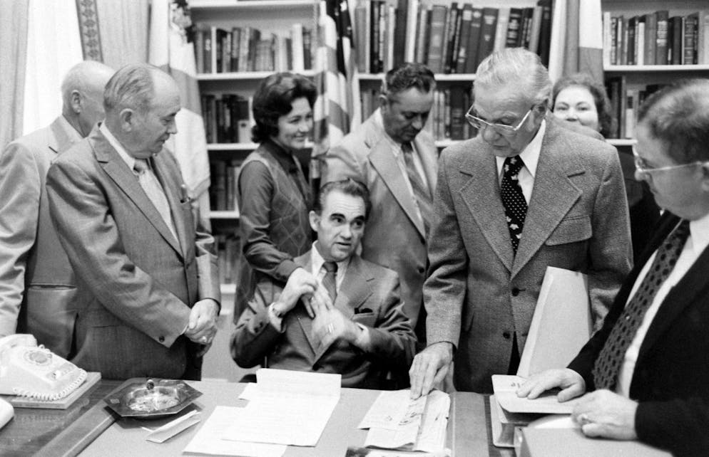 Hohe US-Politiker, auf die ein Attentat verübt wurde. 1972: George C. Wallace – überlebt: Wie Trump ist George Wallace Präsidentschaftskandidat, allerdings für die Demokraten. 1972 wird er bei einer Wahlkampfveranstaltung in Maryland angeschossen. In der Folge ist er von der Hüfte abwärts gelähmt. Wallace gewinnt die Vorwahlen in Maryland, Michigan, Tennessee und North Carolina und spricht noch im Rollstuhl auf der Democratic National Convention in Miami im Sommer 1972. Als Präsidentschaftskandidat wird er aber nicht nominiert.