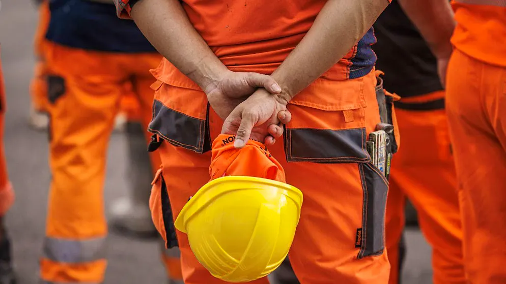 600 people attend memorial service after scaffolding collapse in Prilly VD - Gallery. Numerous construction workers took part in the memorial service.