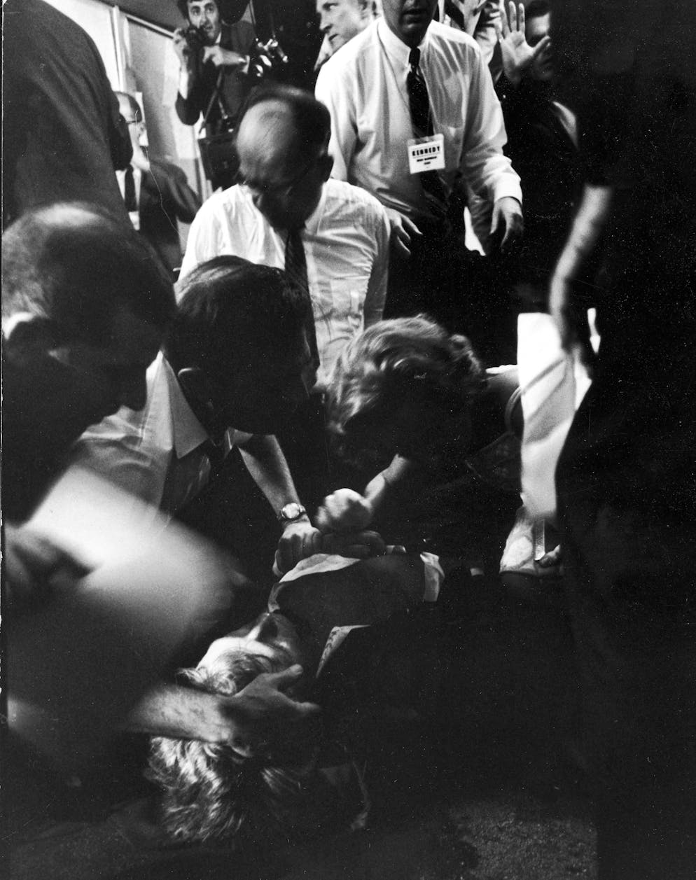 Stati Uniti: ecco i presidenti o candidati alla Casa Bianca che sono stati attaccati. Il candidato Robert F. Kennedy, fratello del presidente assassinato JFK, viene ucciso nel 1968 all'età di 42 anni all'Ambassador Hotel di Los Angeles da un palestinese di 24 anni di nome Sirhan Sirhan. Kennedy, gravemente ferito, avrebbe sussurrato all'orecchio dei paramedici che si affrettavano a sollevarlo da terra su una barella: «Non sollevatemi». Le sue ultime parole prima di perdere conoscenza. Nonostante un'operazione di quattro ore, le sue condizioni rimasero critiche. Kennedy viene dichiarato morto 26 ore dopo l'attentato.