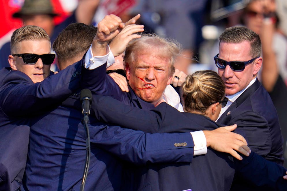 Hohe US-Politiker, auf die ein Attentat verübt wurde. 2024: Donald Trump – überlebt: Am 13. Juli verübt ein junger Amerikaner bei einer Wahlkampfveranstaltung in Pennsylvania einen Anschlag auf Donald Trump. Trump überlebt das Attentat mit leichten Verletzungen am rechten Ohr. Ein Zuschauer wird getötet, mindestens zwei weitere Personen schwer verletzt. Der 20-jährige Täter Thomas Matthew Crooks wird am Tatort vom Secret Service erschossen.