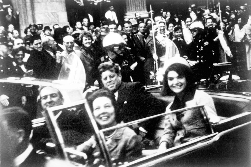 Stati Uniti: ecco i presidenti o candidati alla Casa Bianca che sono stati attaccati. La foto mostra i Kennedy a Dallas nel loro veicolo aperto pochi minuti prima che vengano sparati i colpi fatali del presidente John F. Kennedy al corteo nel 1963. Durante l'assassinio vengono sparati due colpi di fucile. Lee Harvey Oswald viene arrestato come sospettato e ucciso due giorni dopo sotto la custodia della polizia dal proprietario di un nightclub Jack Ruby. Sull'assassinio sono stati scritti più di 2'000 libri, eppure l'omicidio rimane tuttora un mistero: le teorie cospirative non tardano a circolare, ma tutte le prove indicano un unico colpevole assetato di vendetta.