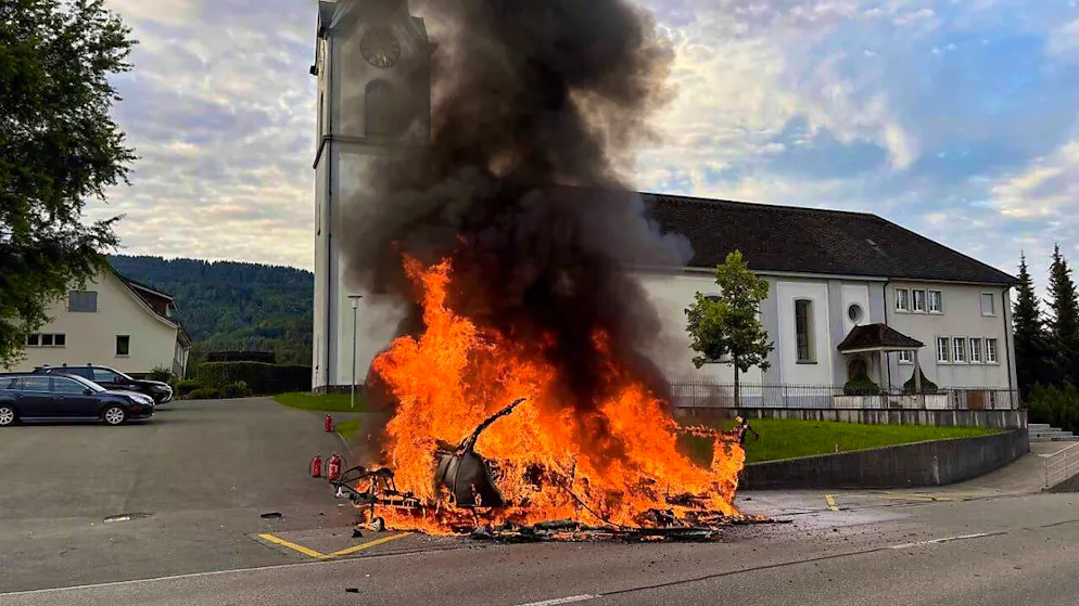The caravan burnt out completely. The cause is still unclear for the time being.