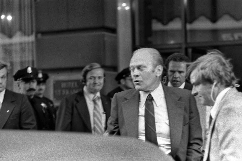 Stati Uniti: ecco i presidenti o candidati alla Casa Bianca che sono stati attaccati. La foto mostra il 38° presidente americano Gerald Ford che indietreggia quando viene colpito durante l'attentato da Sara Jane Moore nel 1975. Il proiettile, sparato da una distanza di dodici metri, manca Ford di soli dodici centimetri. Ford è doppiamente fortunato: questo è il secondo attentato nel giro di tre settimane. Nel primo tentativo, la sostenitrice di Charles Manson Lynette «Squeaky» Fromme gli punta contro un'arma semiautomatica, ma non esplode.