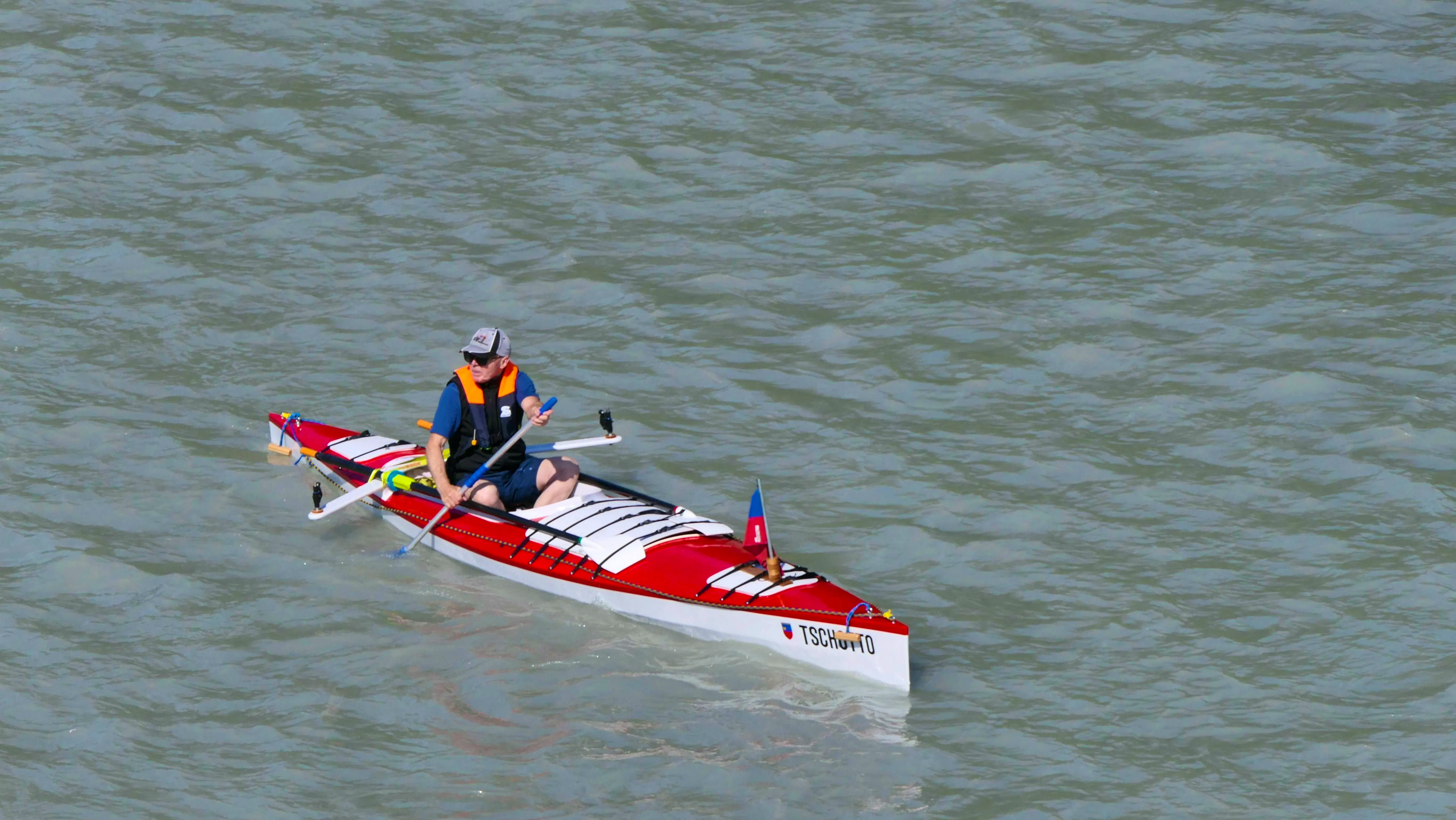 1200 kilometers on the Rhine. Liechtenstein man paddles to the sea with his own boat