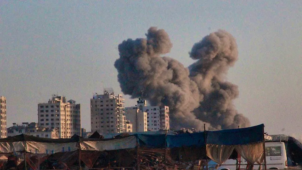 ARCHIVE - Smoke over Khan Yunis after an Israeli airstrike (archive photo). Photo: Hadi Daoud/APA Images via ZUMA Press Wire/dpa