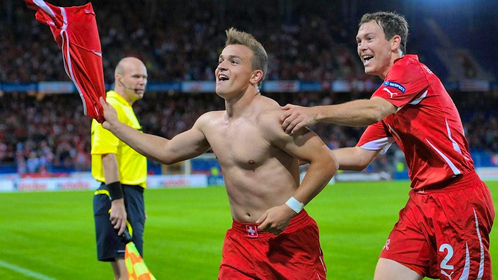 Xherdan Shaqiri si toglie la maglia dopo il secondo gol.