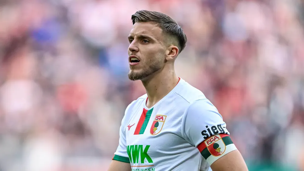 Angreifer Ermedin Demirovic wechselt innerhalb der Fussball-Bundesliga von Augsburg nach Stuttgart.
