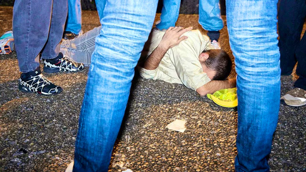 A man was attacked and injured in Bern. (Staged scene)