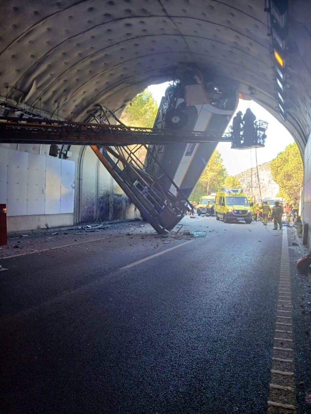 Bus nach Unfall fast in der Senkrechten: 31 Verletzte - Gallery. Als letzter konnte der Busfahrer aus dem Wrack befreit werden.