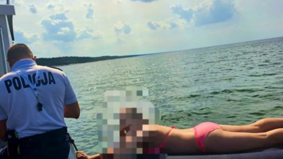 Wasserschutzpolizei als Weckdienst. Touristin treibt auf Luftmatratze 400 Meter aufs offene Meer