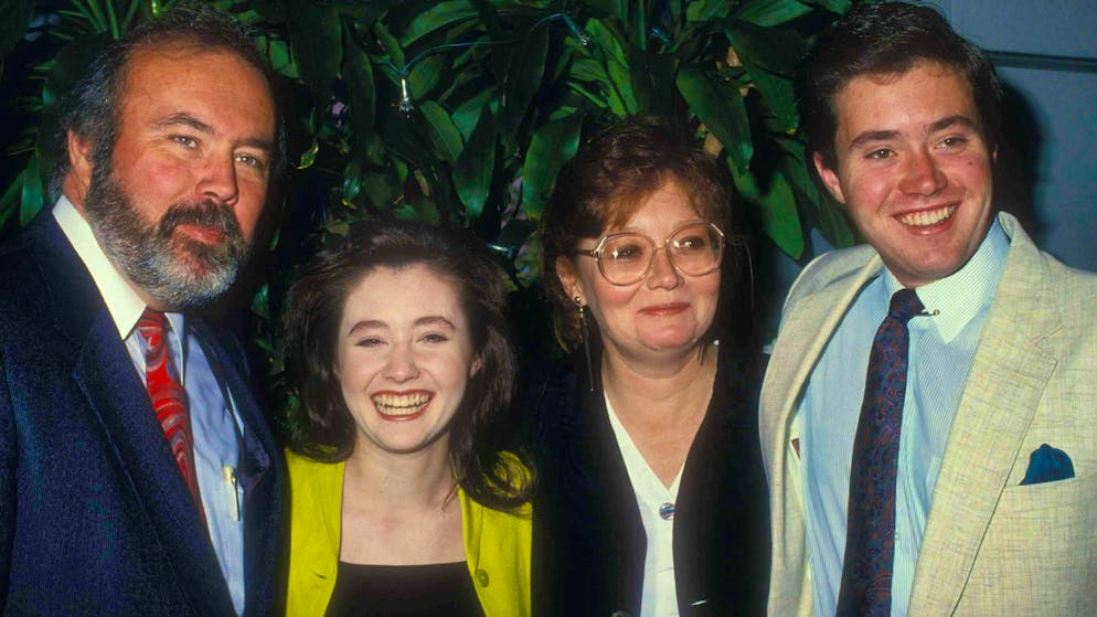 The Doherty family pose for a photo in 1988: father Tom Doherty, Shannen, mother Rosa and brother Sean. Shannen was 17 years old in this picture.