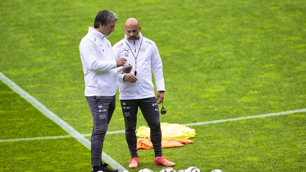National team coach Murat Yakin and assistant coach Giorgio Contini continue on their chosen path