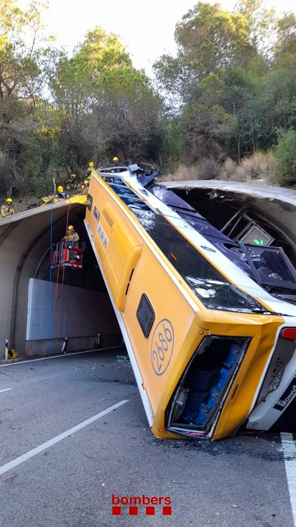Bus nach Unfall fast in der Senkrechten: 31 Verletzte - Gallery. Die wichtige Autobahn von Barcelona Richtung Norden war stundenlang gesperrt.