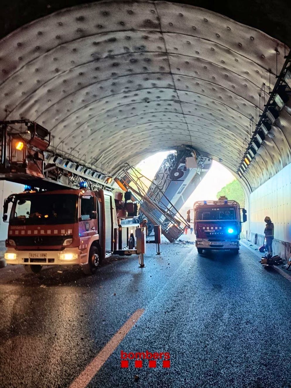Bus nach Unfall fast in der Senkrechten: 31 Verletzte - Gallery. Die Bergung der Passagiere und des Busfahrers war schwierig, weil das Wrack fast senkrecht im Tunnel steckte.