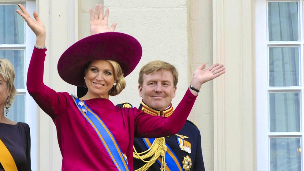 Ecco quanto guadagnano le regine. La regina olandese Maxima e suo marito, il re Willem-Alexander, ricevono rispettivamente 400.000 e 1 milione di franchi all'anno, una percentuale dell'indennità reale, che ammonta a circa 46 milioni di franchi.