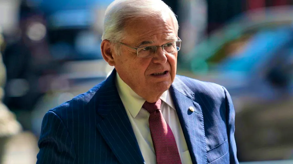 Bob Menendez enters the federal court. The US senator is facing a long prison sentence. Photo: Seth Wenig/AP/dpa