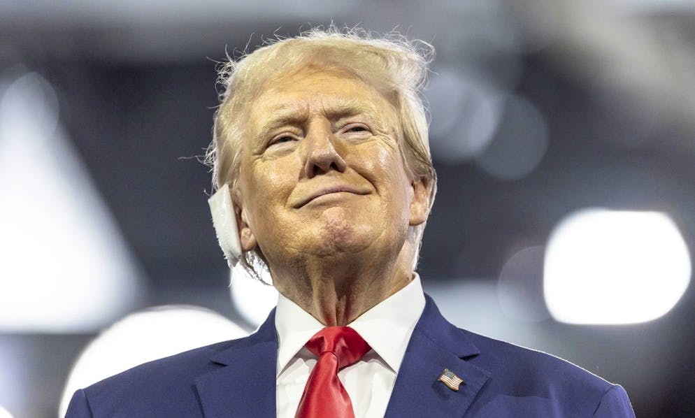 Il candidato alla presidenza repubblicana ed ex presidente Donald Trump arriva durante la serata di apertura della Convention nazionale repubblicana (RNC) al Fiserv Forum di Milwaukee, Wisconsin, USA, il 15 luglio 2024.